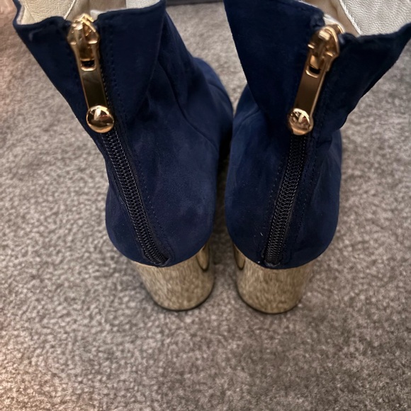 1901 Nordstrom Whittaker blue suede ankle boots with a gold heel size 9 - Picture 3 of 4